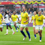 Brasil vira sobre a Inglaterra nos acréscimos e garante liderança do Grupo B