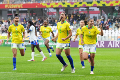 Brasil vira sobre a Inglaterra nos acréscimos e garante liderança do Grupo B