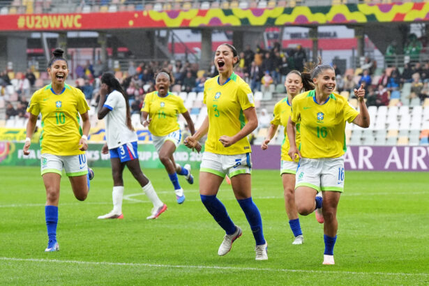 Brasil vira sobre a Inglaterra nos acréscimos e garante liderança do Grupo B