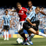 Carlos Vinicius decide; Grêmio vence Inter por 3 a 1 e avança