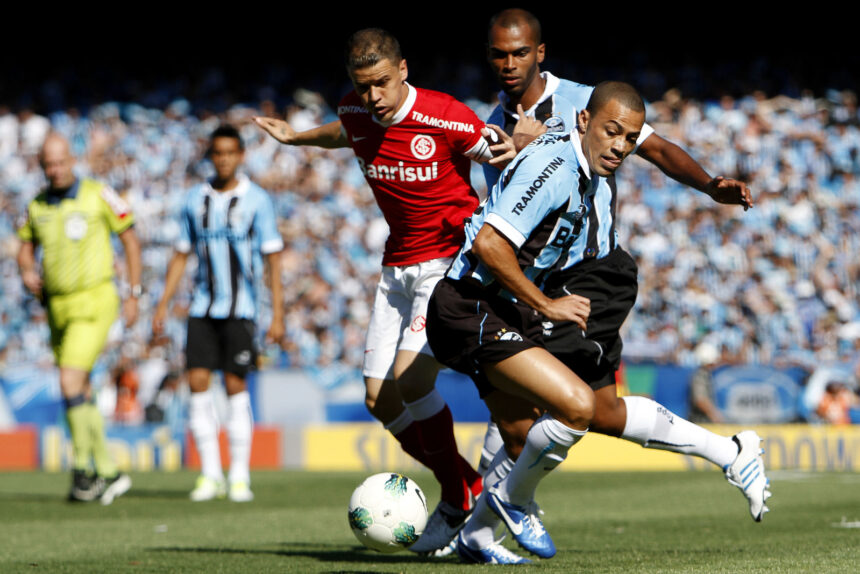 Carlos Vinicius decide; Grêmio vence Inter por 3 a 1 e avança