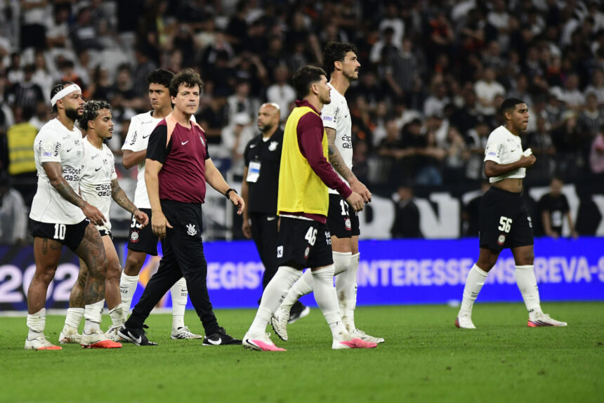 Corinthians cai novamente e soma quarta derrota após pausa da Copa