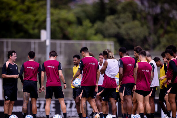 Diniz mantém base; Corinthians recebe Chapecoense pressionado
