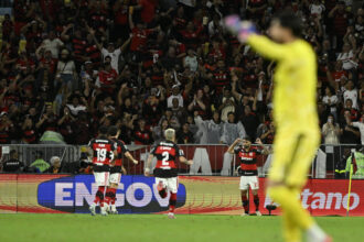 Flamengo atrai 70.112 ao Maracanã e vira sobre Corinthians nos acréscimos