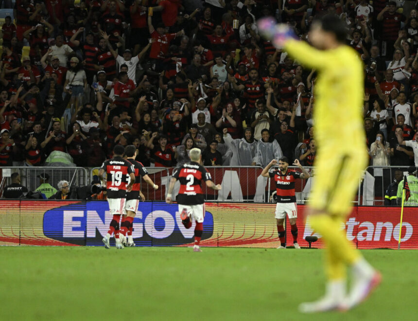 Flamengo atrai 70.112 ao Maracanã e vira sobre Corinthians nos acréscimos