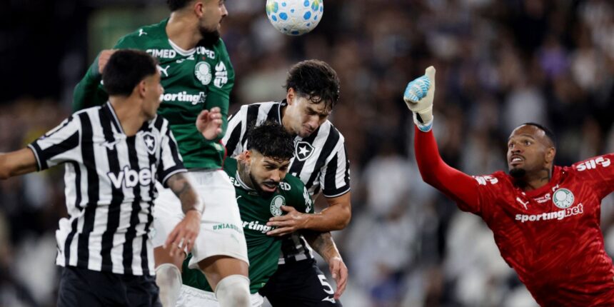 Flamengo sobe ao topo após empate entre Botafogo e Palmeiras
