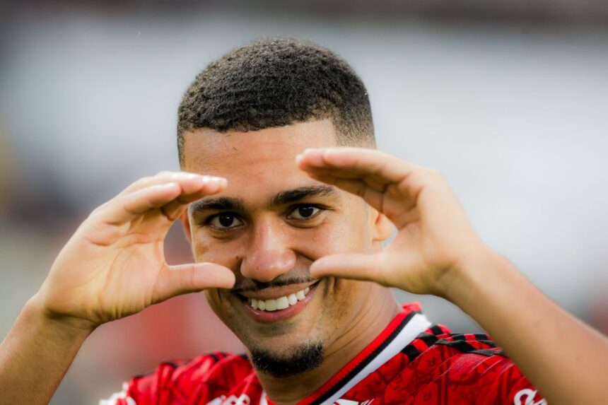 Flamengo sobe ao topo do Brasileirão após vencer o Remo