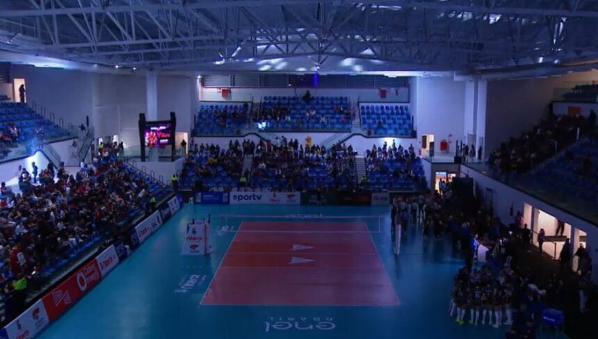 Gerador falha e atrasa começo do Fla-Flu na Copa Super Vôlei