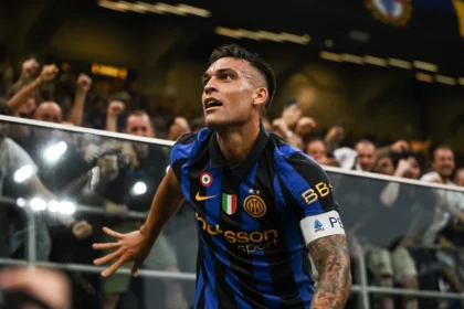 Inter vira no fim e derrota Napoli por 3 a 2 com gol aos 45'
