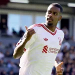 Isak decide e Alisson brilha: Liverpool supera Bournemouth por 1 a 0
