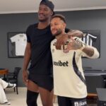 Jimmy Butler visita CT do Santos com Neymar e recebe camisas autografadas