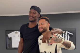 Jimmy Butler visita CT do Santos com Neymar e recebe camisas autografadas