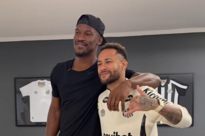 Jimmy Butler visita CT do Santos com Neymar e recebe camisas autografadas
