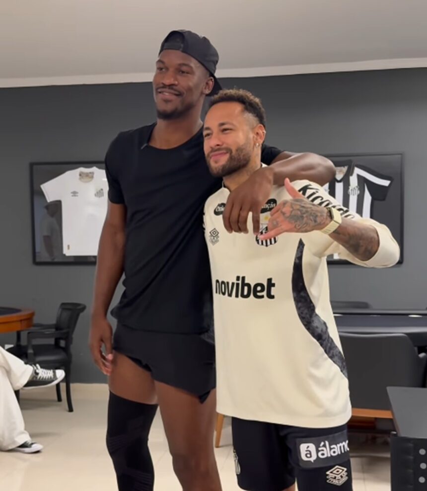 Jimmy Butler visita CT do Santos com Neymar e recebe camisas autografadas