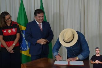 Lula sanciona lei que prioriza desenvolvimento do futebol feminino