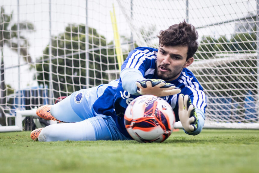 Otávio vira titular do Cruzeiro e freia busca por substituto de Cássio