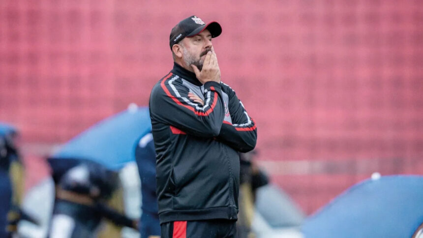 Paulista demite Vinicius Munhoz e André Zaccharias após eliminação