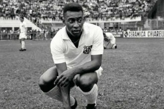 Pelé inicia trajetória no Santos aos 15 e brilha na Vila