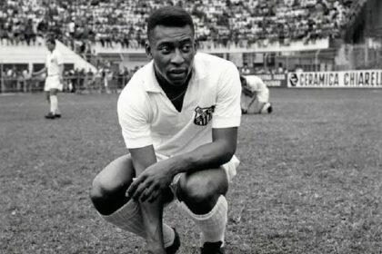 Pelé inicia trajetória no Santos aos 15 e brilha na Vila