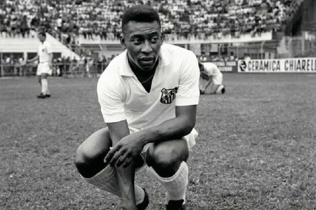 Pelé inicia trajetória no Santos aos 15 e brilha na Vila