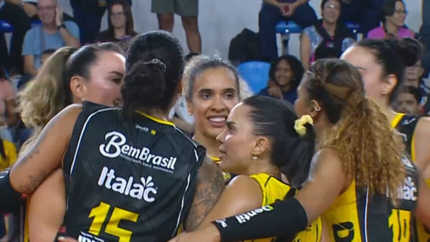 Praia Clube vence Fluminense por 3 a 1 na estreia da Copa Super Vôlei