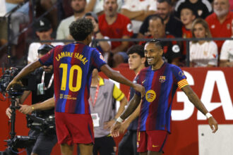 Raphinha brilha com hat-trick e iguala início histórico do Barça