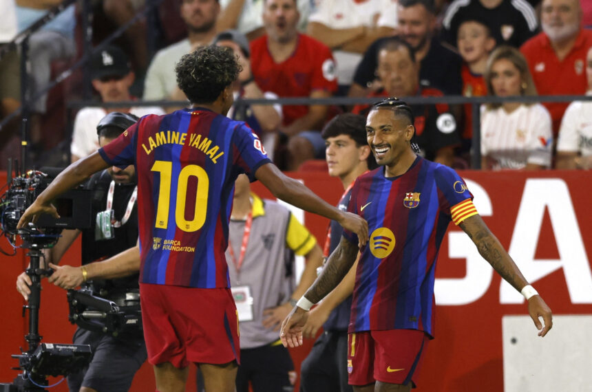Raphinha brilha com hat-trick e iguala início histórico do Barça