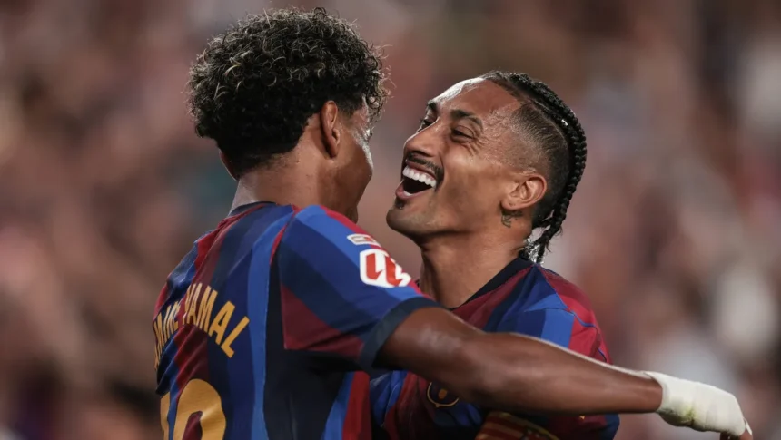 Raphinha brilha com hat-trick e Yamal comanda vitória do Barça