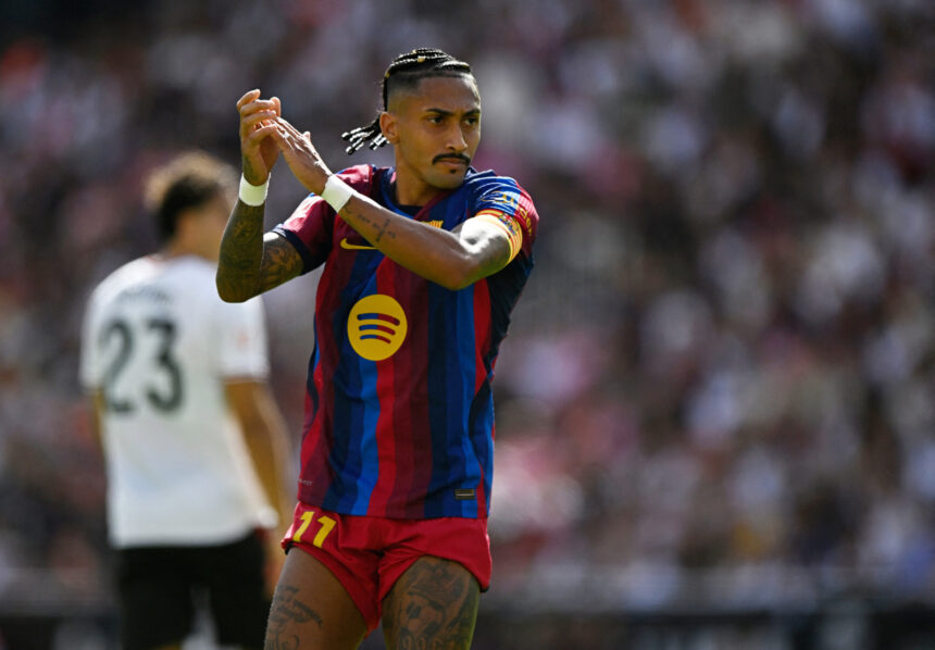 Raphinha dispara e assume artilharia com gol na goleada do Barça
