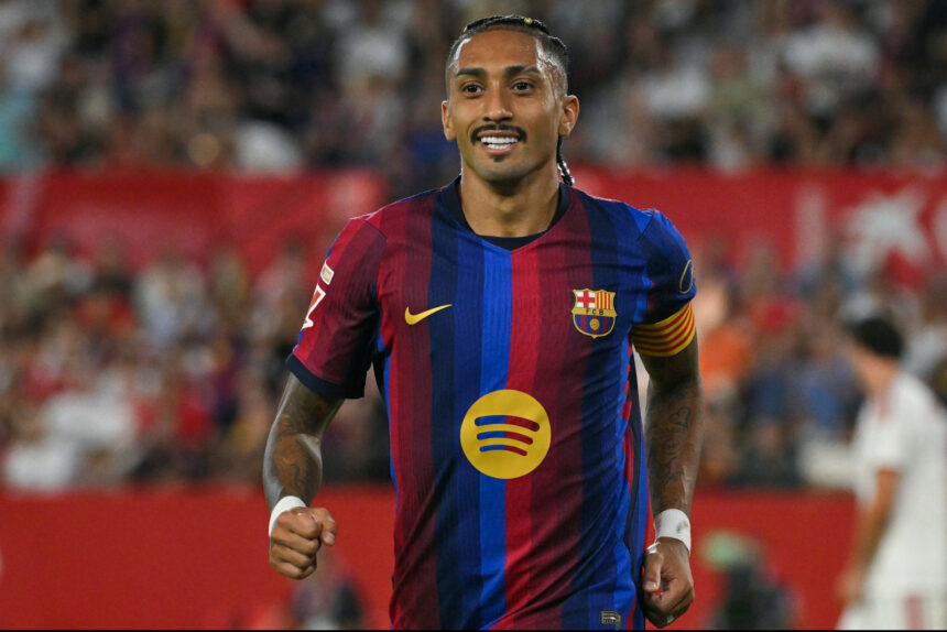 Raphinha marca hat‑trick e vira o jogo; Flick elogia e aponta renovação