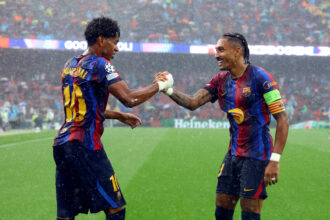 Raphinha motiva Lamine Yamal após goleada do Barcelona na Champions