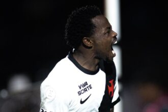 Vasco elimina o Vitória no Barradão com triunfo por 2 a 0