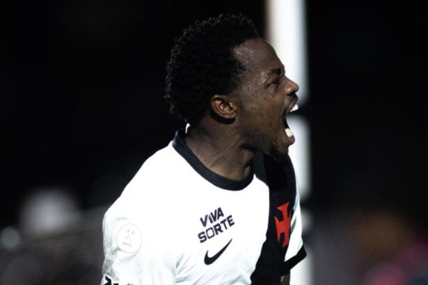 Vasco elimina o Vitória no Barradão com triunfo por 2 a 0