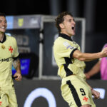 Vasco reage, vence Coritiba e sai do Z-4