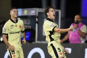Vasco reage, vence Coritiba e sai do Z-4