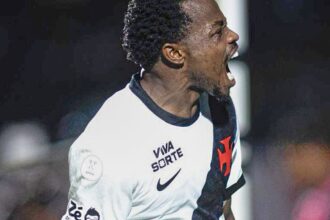 Vasco vence Vitória e encara Palmeiras nas semifinais da Copa do Brasil