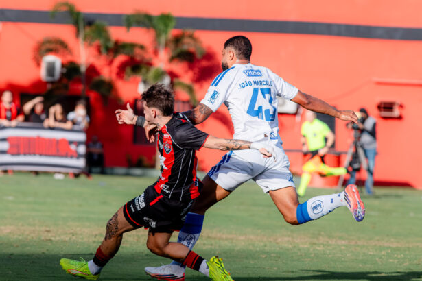 Vitória amplia jejum diante do G-6 após derrota por 3 a 1