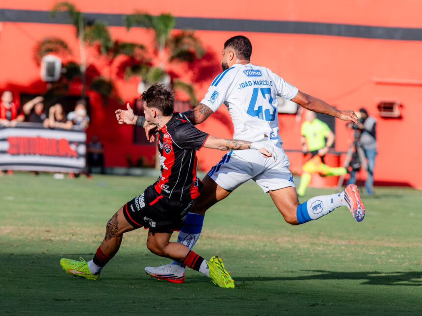 Vitória amplia jejum diante do G-6 após derrota por 3 a 1