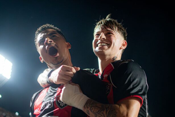 Vitória supera Grêmio no Barradão e sobe ao 11º lugar