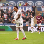 Aos 90, Ronald garante vitória do Swansea e mantém liderança
