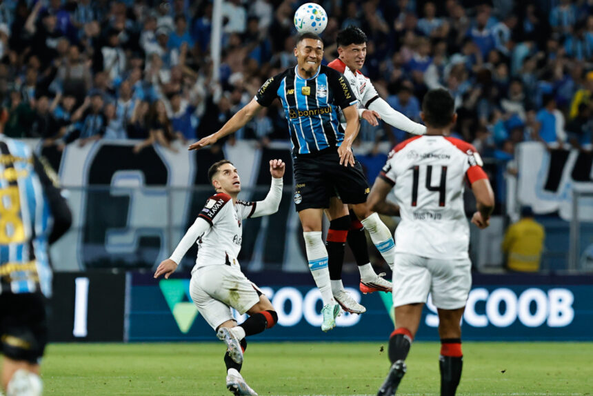 Bolas paradas derrubam Athletico: time cai do G-4 após derrota
