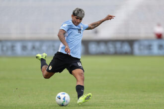 Botafogo formaliza proposta por Mateo Peralta, meia uruguaio