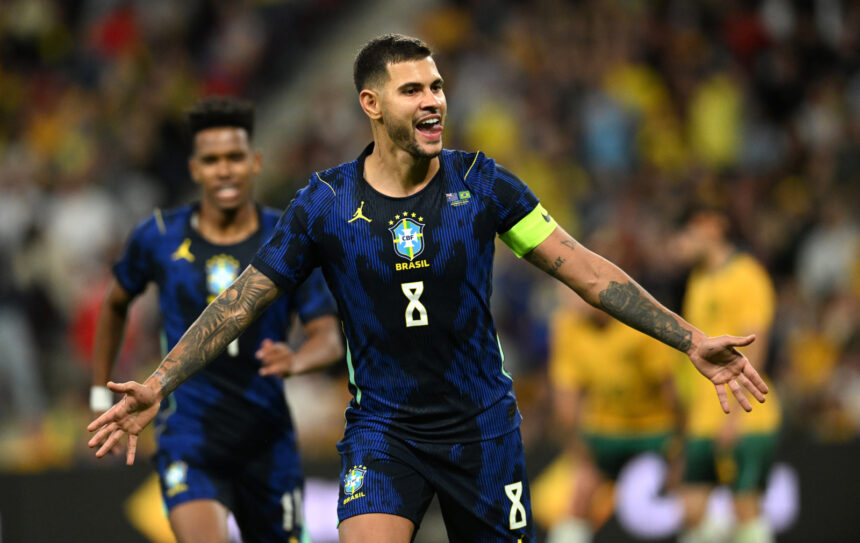 Bruno Guimarães marca e capitaneia na vitória por 4 a 2 sobre a Austrália