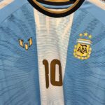 Camisa de despedida de Messi chega ao Brasil por R$664,99