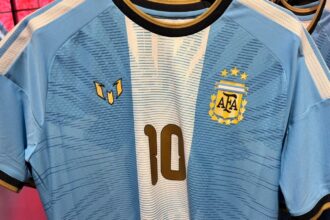 Camisa de despedida de Messi chega ao Brasil por R$664,99