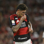 Carrascal decide com pênalti, mas desfalca Flamengo contra o Vasco