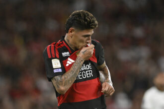 Carrascal decide com pênalti, mas desfalca Flamengo contra o Vasco