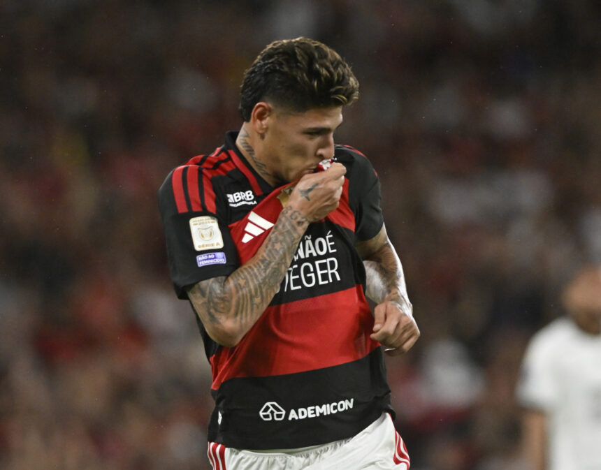 Carrascal decide com pênalti, mas desfalca Flamengo contra o Vasco