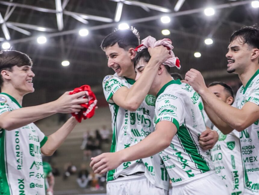 Chapecoense surpreende, vence Criciúma por 2 a 1 e leva vantagem às quartas