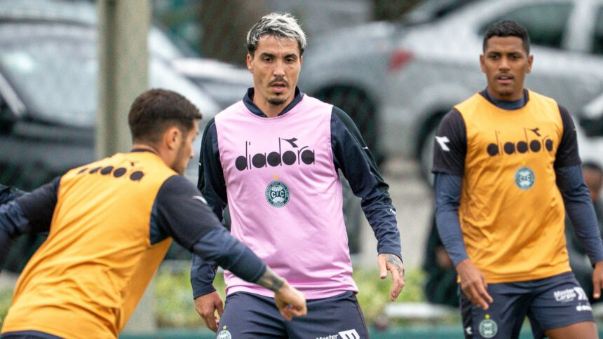 Coritiba leva cinco jogadores pendurados ao Maracanã contra o Fluminense